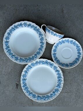 Wedgwood Embossed Queen’s Ware Blue Grapevine 4 Pc Place Setting England VTG